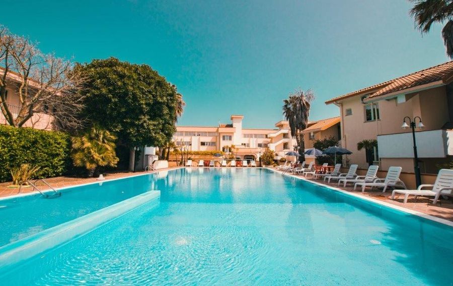 Grande piscina per famiglie - Apulia Hotel