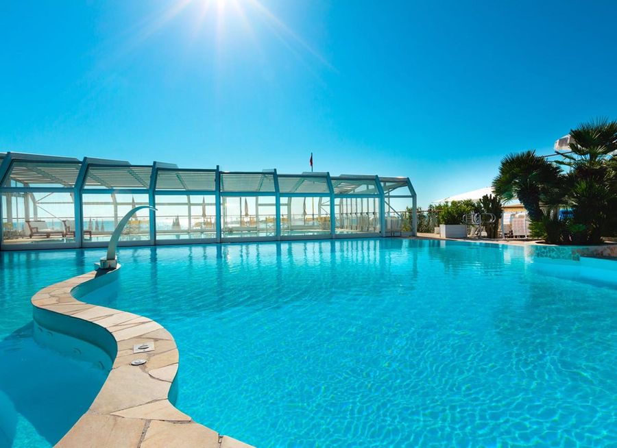 la piscina sulla spiaggia a Milano Marittima