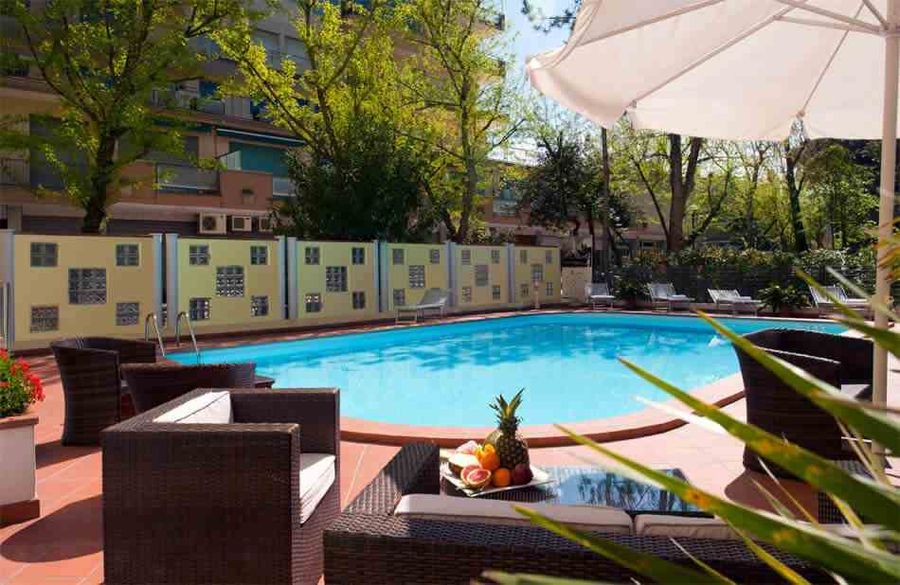 hotel con piscina a Rimini