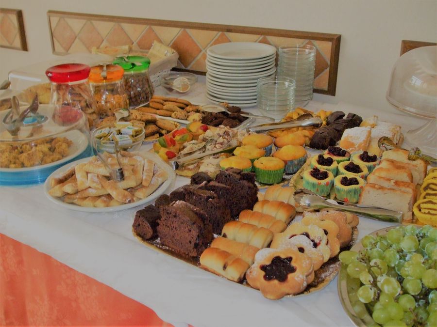  Colazione a buffet con dolci fatti in casa