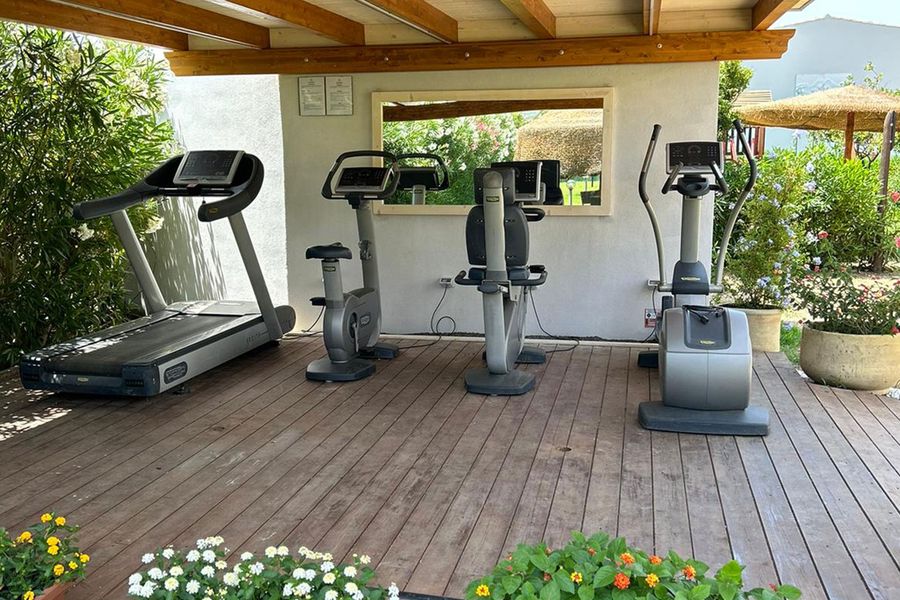 palestra all'aperto' ></picture></p>
                            </div>

                            <div>
                                
                            </div>

                            <div>
                                
                            </div>

                            <div>
                                
                            </div>

                            <div>
                                <p><h2>Trattamento </h2><p>All’iH Hotels Villasimius Le Zagare Resort ogni momento a tavola è pensato per essere condiviso in serenità, in un’atmosfera accogliente e curata, perfetta per le famiglie.<br />Le famiglie possono scegliere tra diverse formule di soggiorno: <strong>bed & breakfast, mezza pensione o pensione completa</strong>, in base alle proprie esigenze. </p><p> La giornata inizia con una <strong>ricca colazione a buffet</strong> servita nella veranda affacciata sul giardino, con tante proposte dolci e salate per accontentare tutti i gusti. <br />A <strong>pranzo</strong> il servizio è al tavolo, mentre la <strong>cena</strong> torna a buffet, con piatti della tradizione sarda, ricette internazionali e una selezione di antipasti, primi e secondi che variano ogni giorno <br />Durante la settimana vengono organizzate <strong>serate a tema</strong> come barbecue, grigliate di pesce e cene tipiche, che rendono il soggiorno ancora più coinvolgente e gustoso.</p><p>Il resort dispone di uno <strong>chef interno</strong>, sempre disponibile per preparare <strong>piatti su misura per i bambini</strong>, in base a richieste specifiche o esigenze alimentari.</p>
                            </div>

                            <div>
                                
                            </div>

                            <div>
                                
                            </div>

                            <div>
                                
                            </div>

                            <p>
                                
                            </p>

                            <div>
                                
                            </div>
                                </div>
                        


                    <table cellspacing=