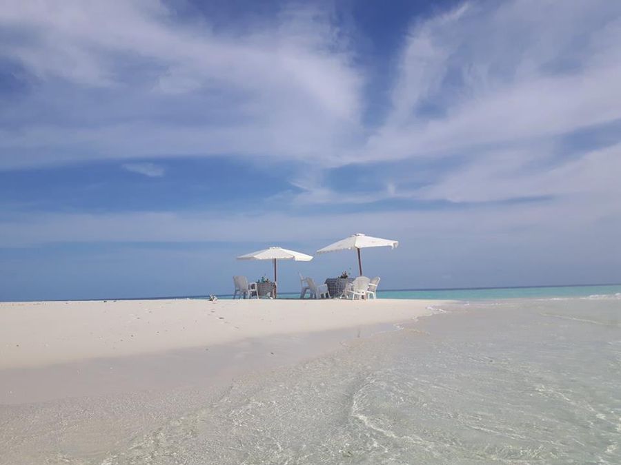 Mangiare in riva al mare con i bambini alle Maldive