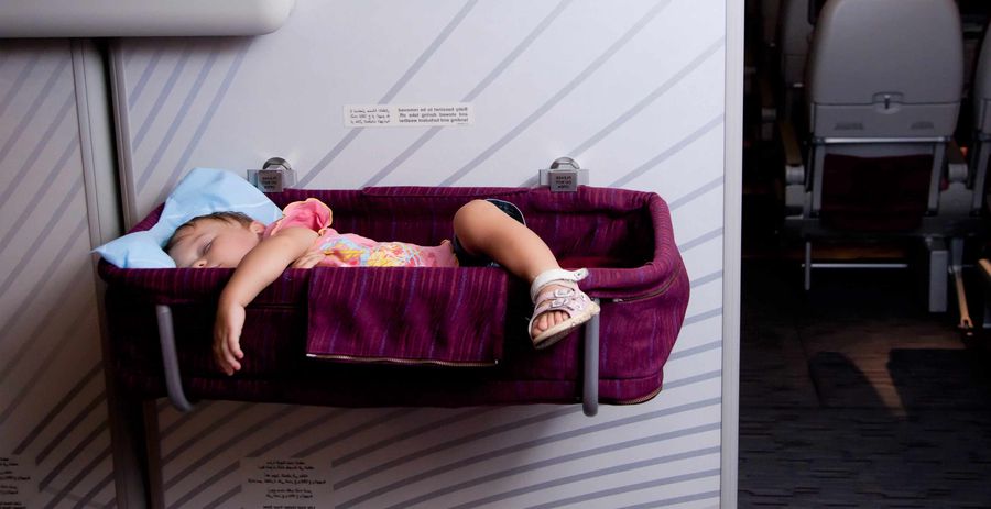 baby cot  in aereo con i bambini