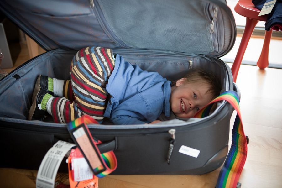  Viaggiare in aereo con bambini  la valigia