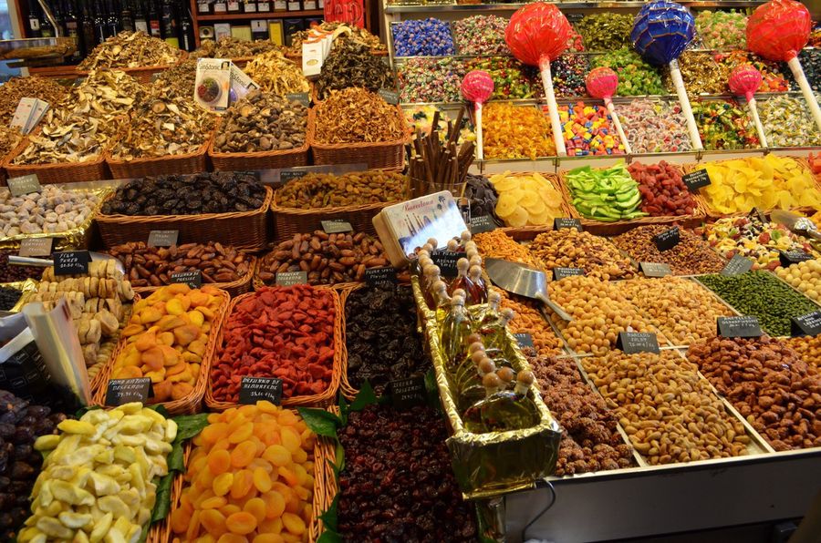 Un banco del mercato de la Boqueria - Barcellona con i bambini