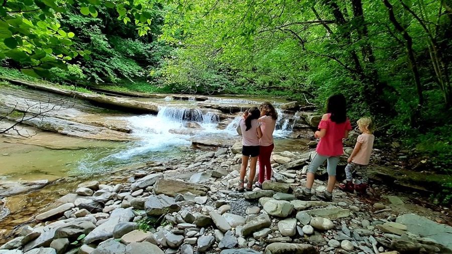bambini-acqua-cascata-trekking
