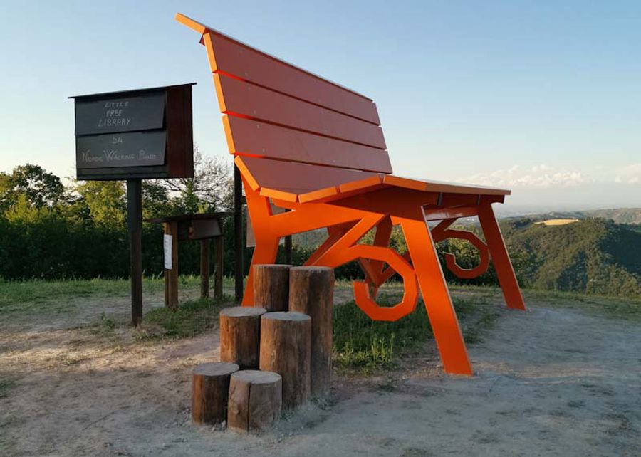 panchina arancione Baiso