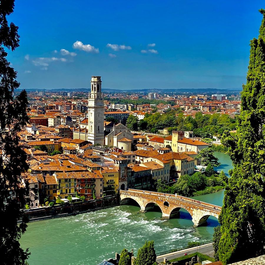 ponte di pietra e panorama di Verona
