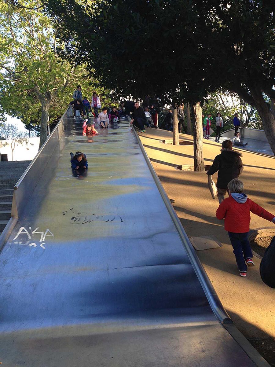 Barcellona con i bambini: salire sugli scivoli giganti