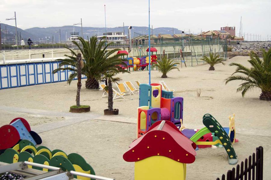 Giochi per i bambini in spiaggia a Loano