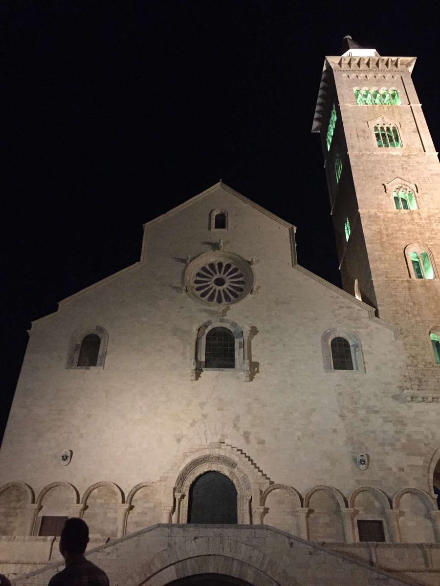La facciata della chiesa di Trani - Puglia con i bambini