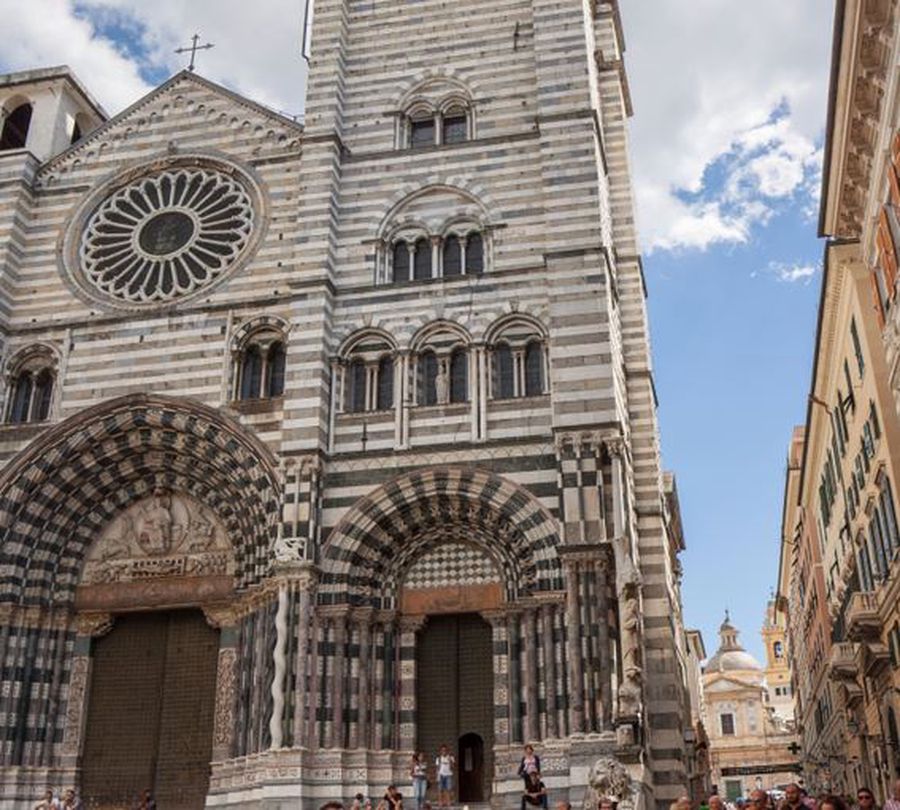 la facciata della cattedrale di San Lorenzo - centro storico di Genova con i bambini