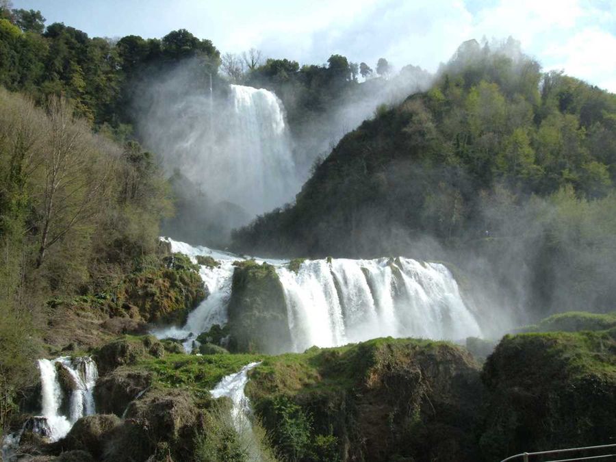 La Cascata delle Marmore con i bambini è una delle mete di una vacanza in Umbria