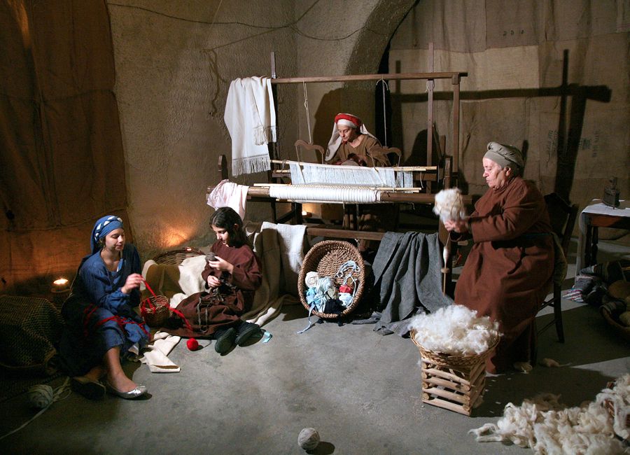 Vivere in Assisi si tiene a fine settembre in Sicilia ed è uno spettacolo itinerante adatto anche ai bambini