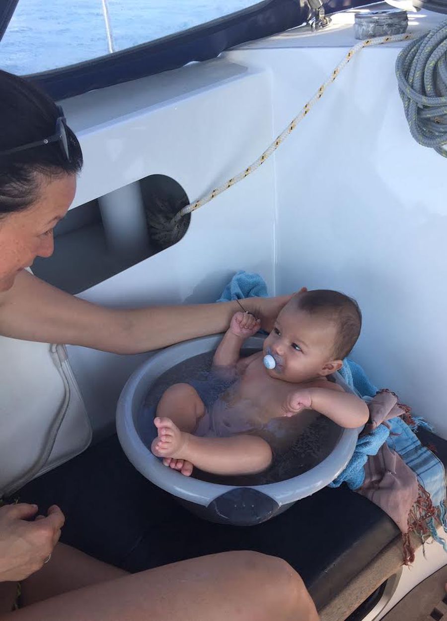 Il bagnetto in barca a vela con un neonato