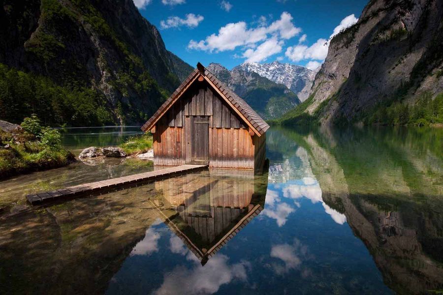 casa di legno sul lago nella Foresta Nera
