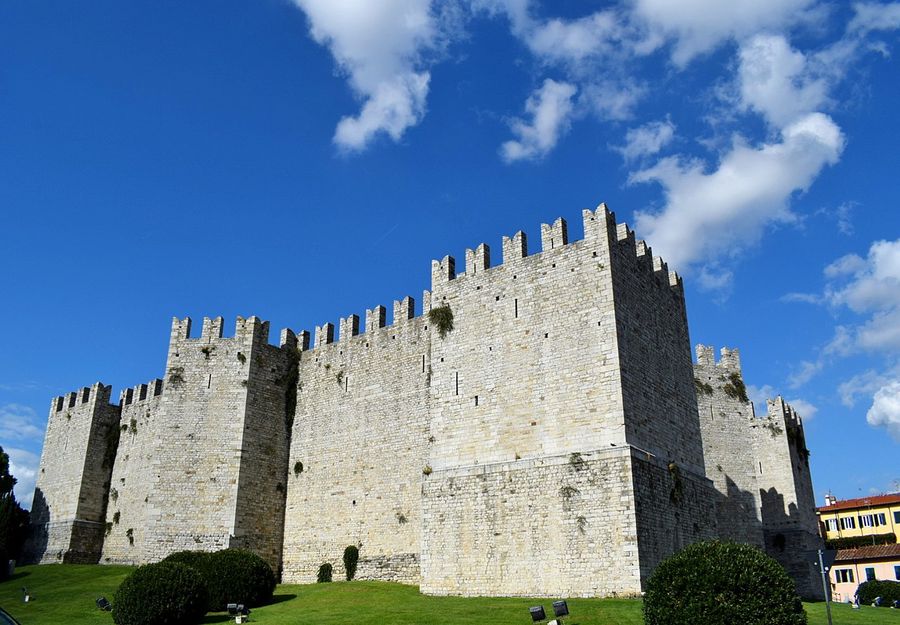 le mura del castello dell'imperatore