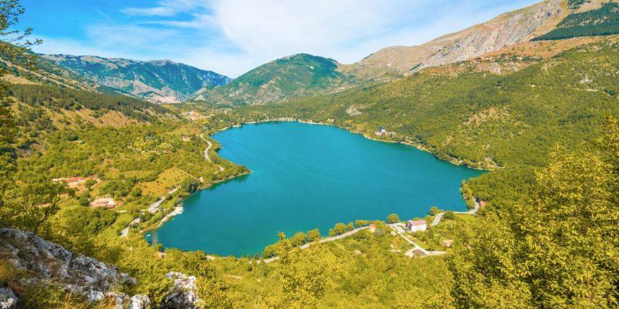 Il lago di Scanno a forma di cuore