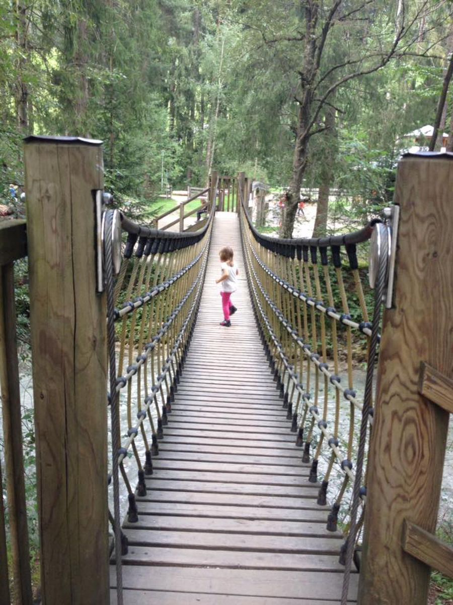 ponte tibetano al parco giochj per bambini
