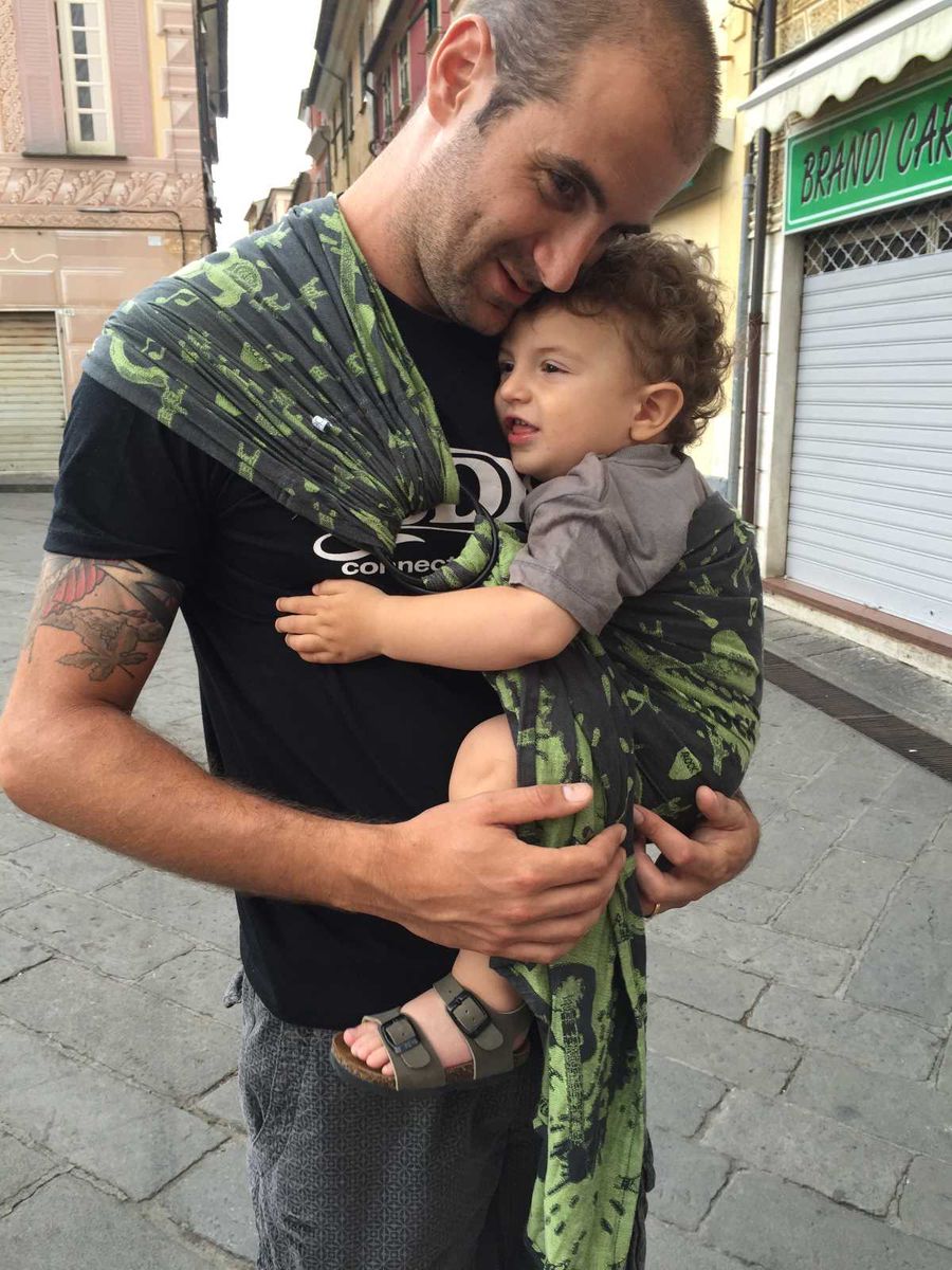 anche i papà possono portare i loro bambini questa è la fascia ad anelli