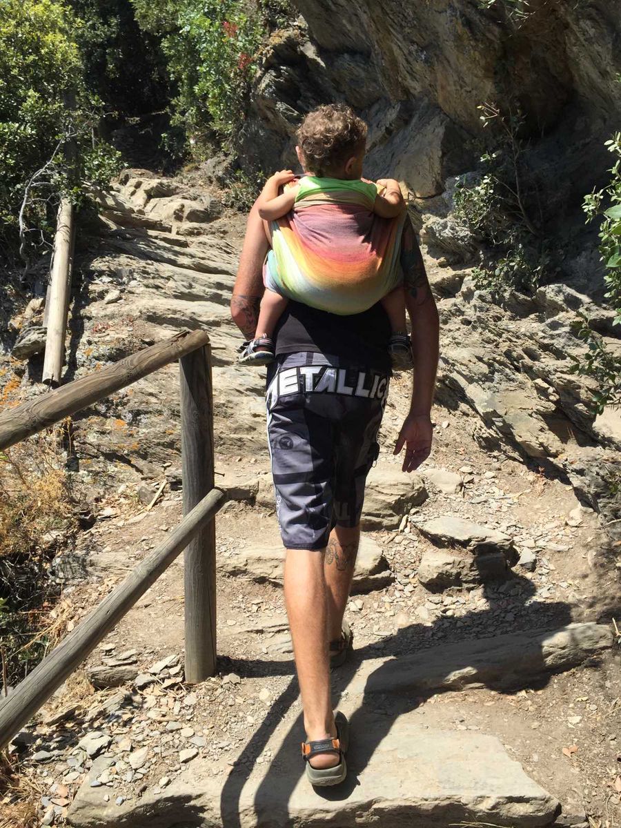 Portare i bambini con la fascia in tessuto in una gita sul sentiero Vernazza Monterosso