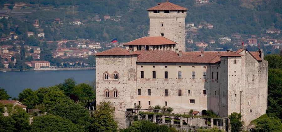  la Rocca di Angera sul Lago Maggiore